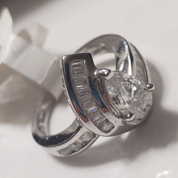 Women''s Sterling Silver Cubic Zirconia main stone Ring Size 5 - Picture 4 of 7